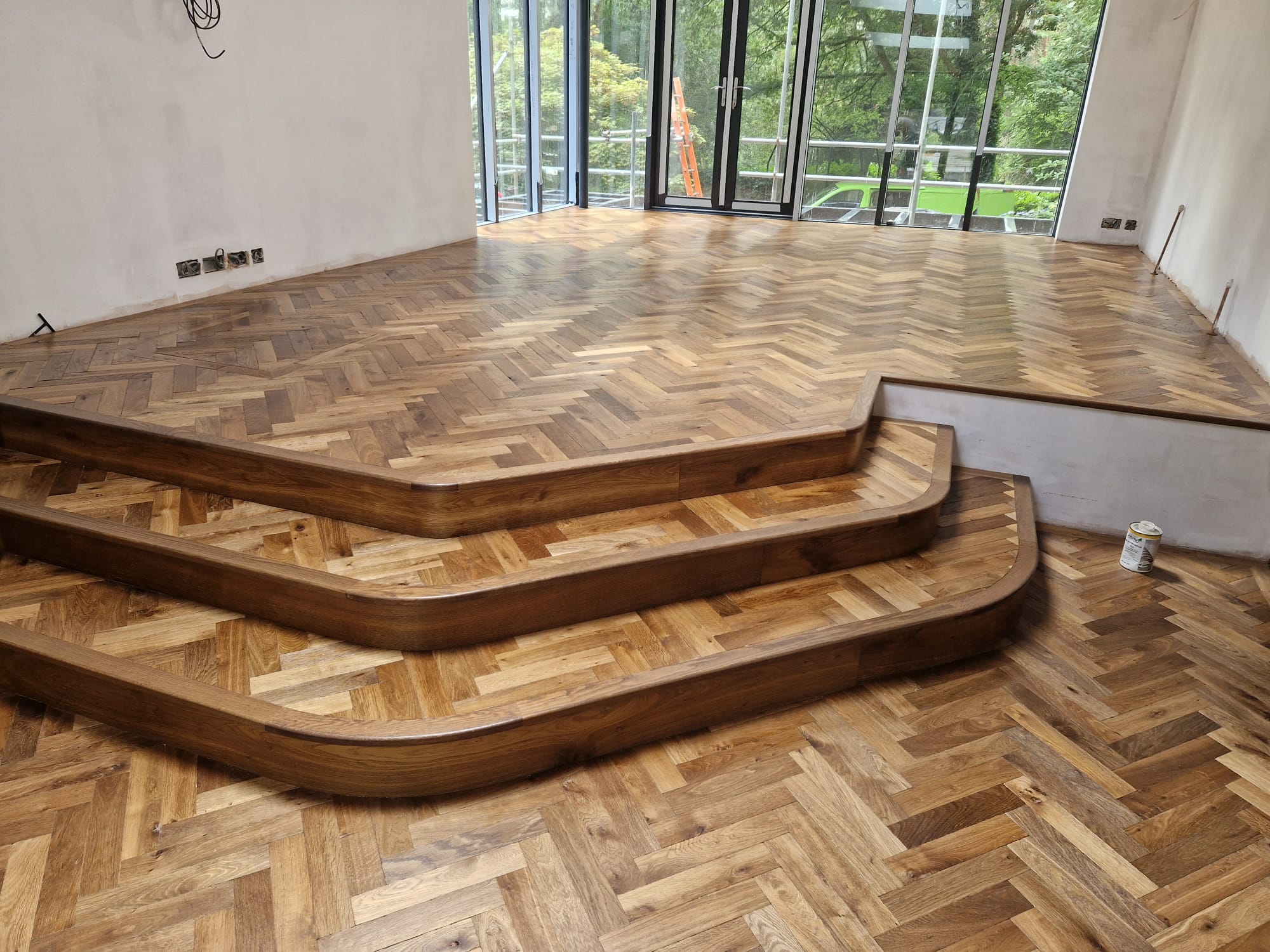 Curved steps with parquet.