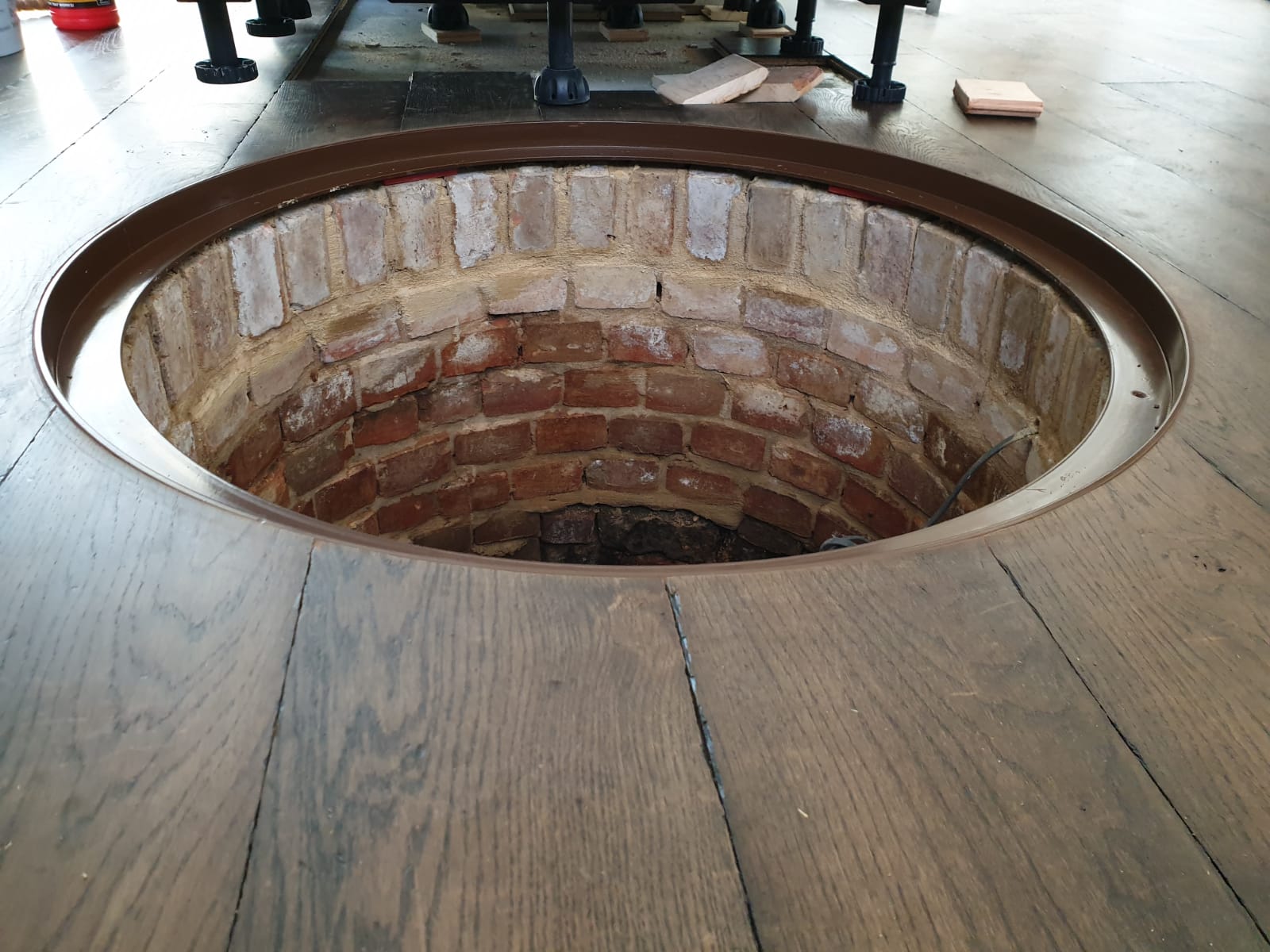 Wood floor with well incorporated.